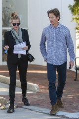 Julia Roberts Leaving Urgent Care With Husband Danny – Malibu фото №964313