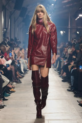 Isabel Marant Fall Winter 2023 Fashion Show in Paris фото №1365515