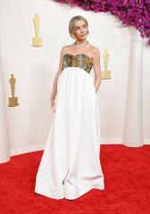 Julianne Hough – Oscars 2024 Red Carpet фото №1390740