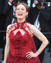 Julianne Moore – 70th Cannes Film Festival Opening Ceremony фото №965590
