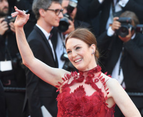 Julianne Moore – 70th Cannes Film Festival Opening Ceremony фото №965593