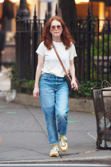 Julianne Moore - West Village in NYC 10/11/2021 фото №1319742