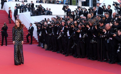 Julianne Moore on Red Carpet – “Okja” premiere at Cannes Film Festival фото №966635