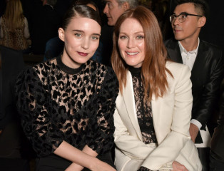 Julianne Moore – Givenchy Fashion Show in Paris фото №999731