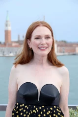 Julianne Moore - An Unforgettable Story Inaugural Cocktail in Venice 09/30/2022 фото №1350341