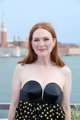Julianne Moore - An Unforgettable Story Inaugural Cocktail in Venice 09/30/2022 фото №1350339
