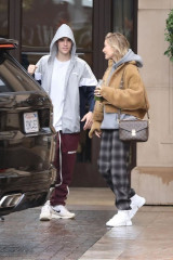 Hailey Rhode Bieber and Justin Bieber – Leave Their Hotel in Beverly Hills 01/07 фото №1134157