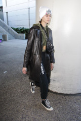 Kaia Gerber at LAX Airport in Los Angeles  фото №1039815