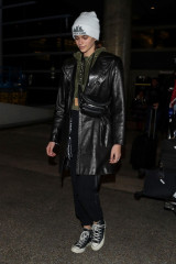 Kaia Gerber at LAX Airport in Los Angeles  фото №1039816