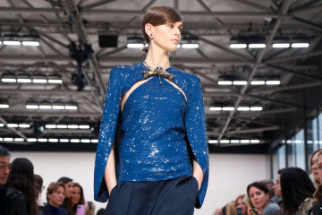 Kaia Gerber – Walks Valentino Show at Paris Fashion Week  фото №1249052