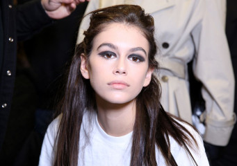 Kaia Gerber – Backstage for Max Mara Fashion Show in Milan фото №1044857