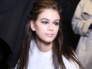 Kaia Gerber – Backstage for Max Mara Fashion Show in Milan фото №1044856