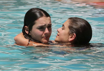 Kaia Gerber in Red Bikini at the pool in Miami фото №1058656