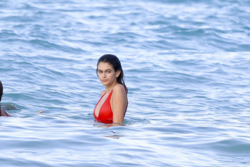 Kaia Gerber in Red Swimsuit at the Beach in St. Barts 4/8/2017 фото №954540