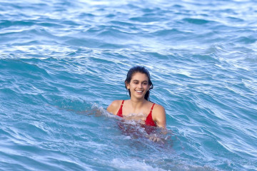 Kaia Gerber in Red Swimsuit at the Beach in St. Barts 4/8/2017 фото №954538