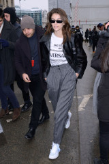 Kaia Gerber Leaves Chloe Show at Paris Fashion Week 03/01/2018 фото №1049550