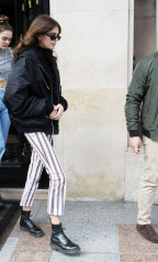 Kaia Gerber – Out and about in Paris фото №1059706