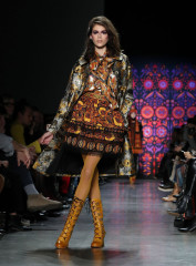 Kaia Gerber Walks Anna Sui Fashion Show in NYC фото №1041958