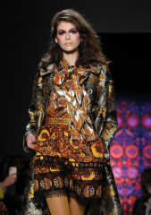 Kaia Gerber Walks Anna Sui Fashion Show in NYC фото №1041955