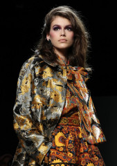 Kaia Gerber Walks Anna Sui Fashion Show in NYC фото №1041952