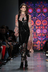 Kaia Gerber Walks Anna Sui Fashion Show in NYC фото №1041946