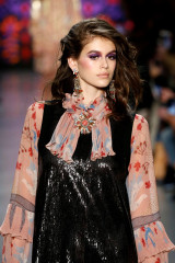 Kaia Gerber Walks Anna Sui Fashion Show in NYC фото №1041948