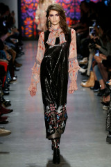 Kaia Gerber Walks Anna Sui Fashion Show in NYC фото №1041957