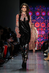 Kaia Gerber Walks Anna Sui Fashion Show in NYC фото №1041959