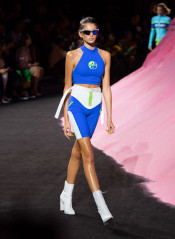 Kaia Gerber Walks in Rihanna’s Fenty Puma Fashion Show SS18 – NYFW  фото №995087