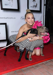 Kaley Cuoco – 2018 Stand Up For Pits Event in LA фото №1117904