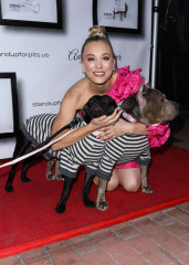 Kaley Cuoco – 2018 Stand Up For Pits Event in LA фото №1117903