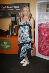 Kaley Cuoco – Launch Panera Bread New Craft Beverage Station in LA  фото №991870