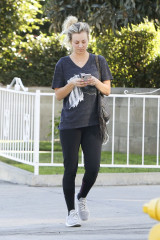 Kaley Cuoco Leaves a Office Building in Los Angeles фото №1039091