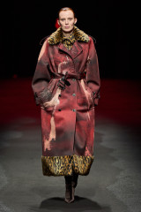 Karen Elson for Roberto Cavalli F/W 2025 фото №1413220