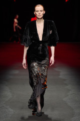 Karen Elson for Roberto Cavalli F/W 2025 фото №1413221