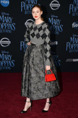 Karen Gillan – Disney’s “Mary Poppins Returns” Premiere in LA фото №1122484