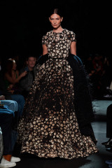Karlie Kloss - Brandon Maxwell Autumn/Winter 2022 Fashion Show in New York фото №1337766