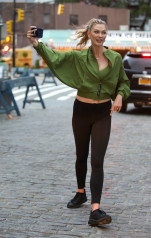 Karlie Kloss - Shooting 'Adidas x Karlie Kloss' in New York | June 8, 2021 фото №1300082