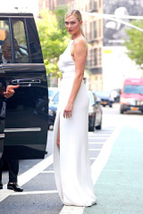 Karlie Kloss-Heading to 2018 CFDA Fashion Awards in New York  фото №1075295