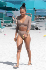 Karrueche Tran in Bikini on a Beach in Miami  фото №956436