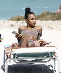 Karrueche Tran in Bikini on a Beach in Miami  фото №956442