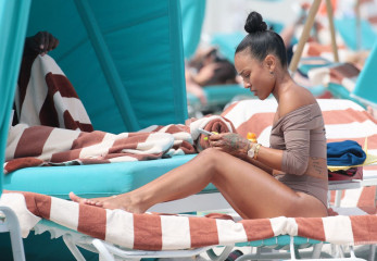Karrueche Tran in Bikini on a Beach in Miami  фото №956438