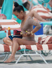 Karrueche Tran in Bikini on a Beach in Miami  фото №956437