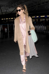 Kate Beckinsale in a silky pink pantsuit at LAX in Los Angeles фото №931693