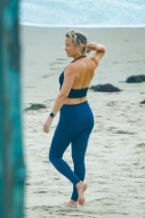 KATE HUDSON Out on the Beach in Malibu 06/24/2020 фото №1261592