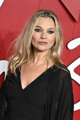 Kate Moss at The Fashion Awards in London, December 2023 фото №1385739