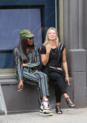 KATE MOSS and NAOMI CAMPBELL Take in a Smoke in New York ))))) фото №1077308