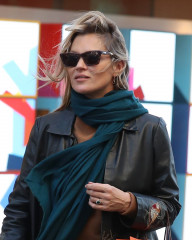 Kate Moss shopping at Hermes in London фото №1037642