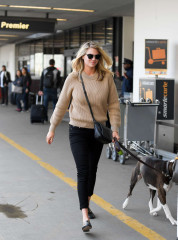 Kate Upton Casual Style – LAX Airport in Los Angeles фото №937886