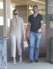 Kate Upton and Justin Varlander Shopping at the CVS in Beverly Hills фото №1024218